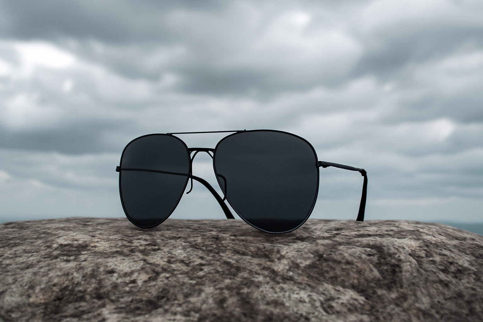 عینک آفتابی در هوای ابری لازم است؟